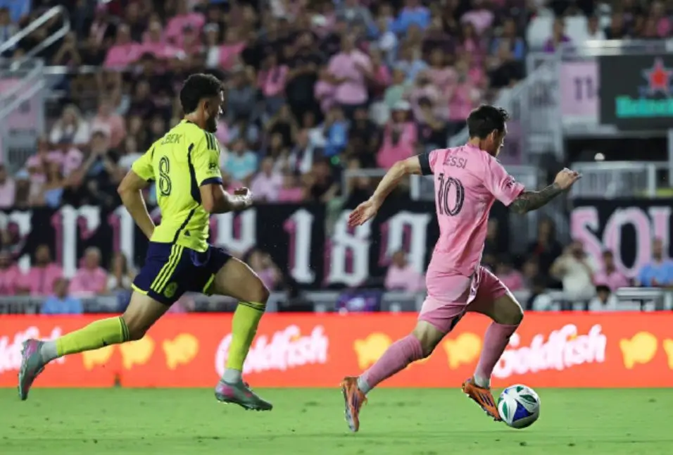 膜拜GOAT！38岁梅西奔袭20米，1V4不讲理低射破门，3场连斩轰4球 